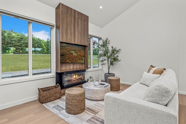 Smart TV, fireplace