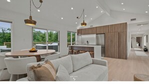 Ein modernes Interieur mit Essbereich, Küche und einer Couch.