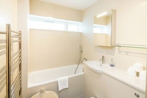 Hair dryer, towels - Bright 2-Bed Flat Near St Paul’s (Greater London)