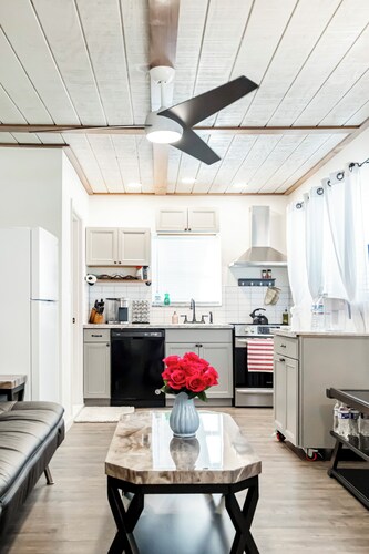 Spa-Inspired Luxury Cottage, Heart of Redding & Near Bethel Church