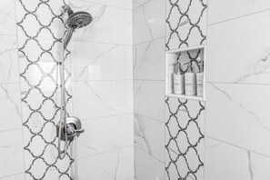 Shower, hair dryer, towels, soap - Spa-Inspired Luxury Cottage, Heart of Redding & Near Bethel Church (Redding)