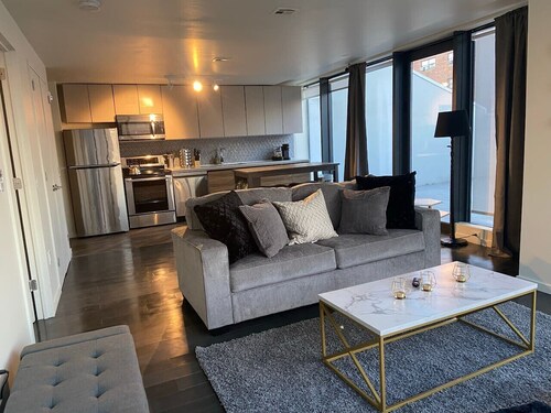 King Suite-private patio-close to NJPAC Prudential