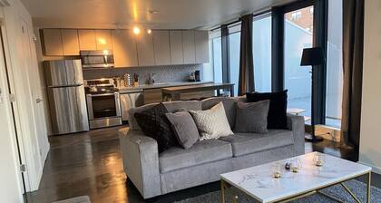 King Suite-private patio-close to NJPAC Prudential