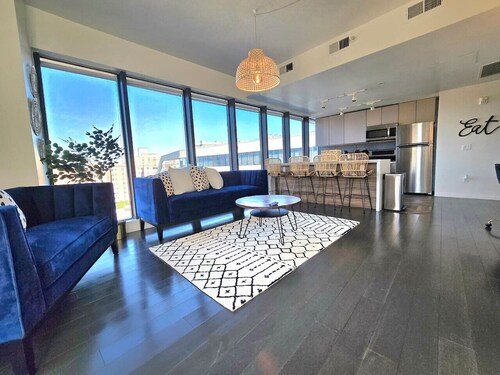 *NEW* 2bdr/2ba - Chic Modern Retreat w/ Hot Tub