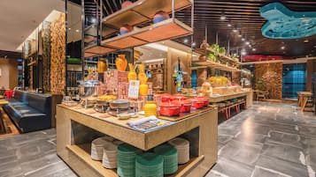 Daily buffet breakfast (CNY 40 per person)