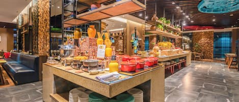 Daily buffet breakfast (CNY 40 per person)