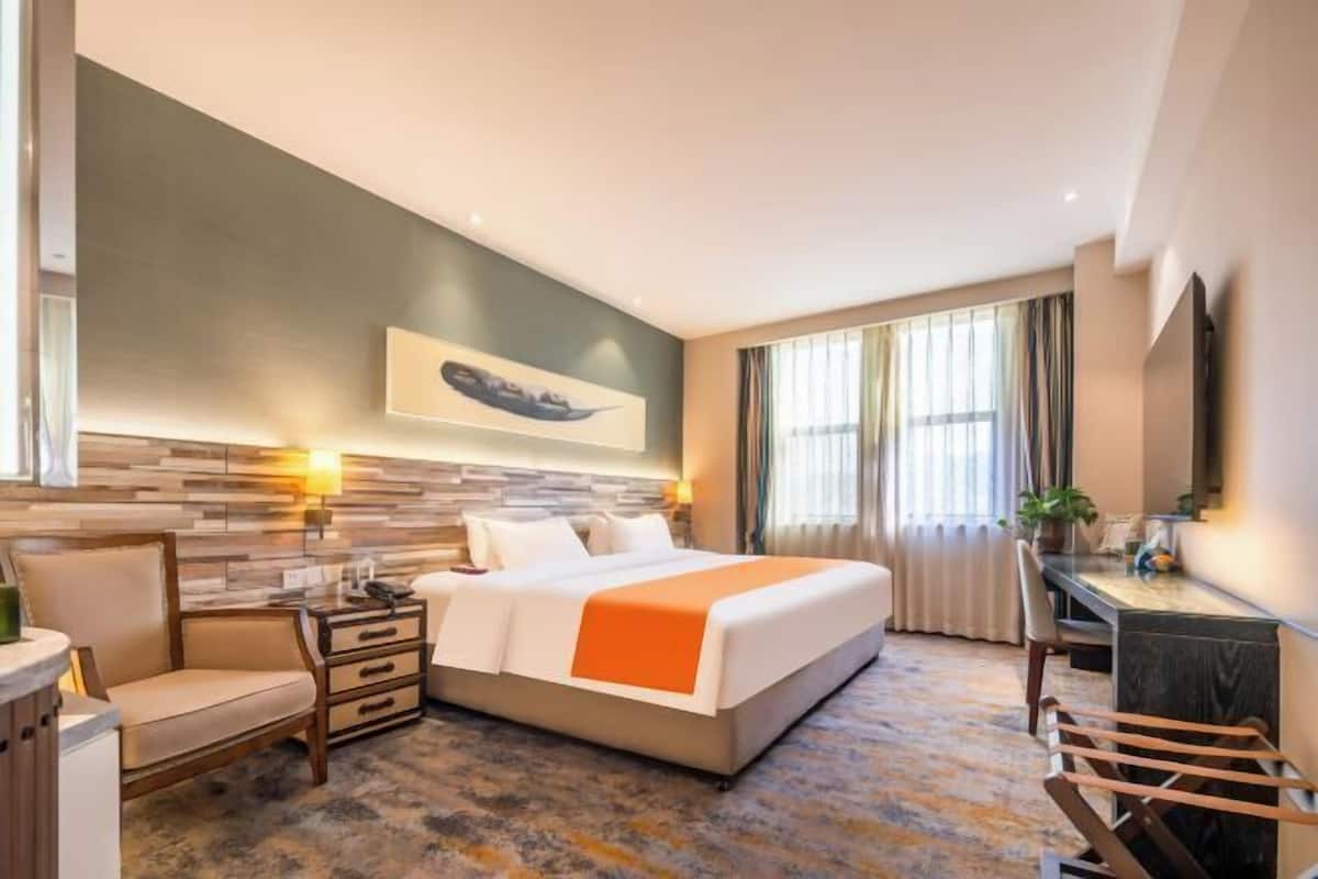 Escritorio, espacio para trabajar con laptop y cortinas blackout