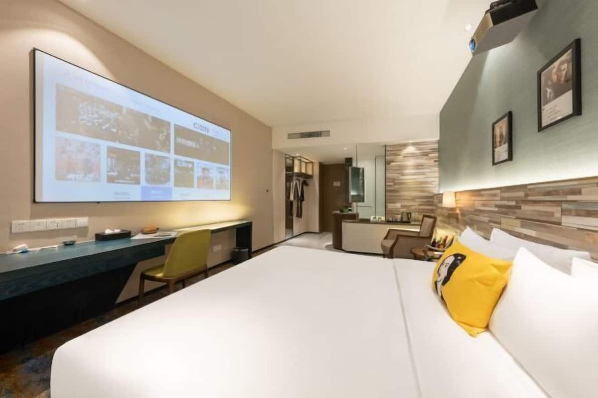 Escritorio, espacio para trabajar con laptop y cortinas blackout