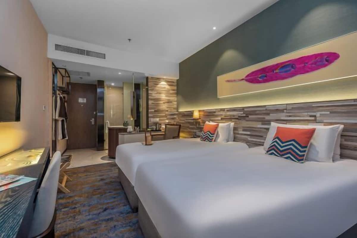 Escritorio, espacio para trabajar con laptop y cortinas blackout