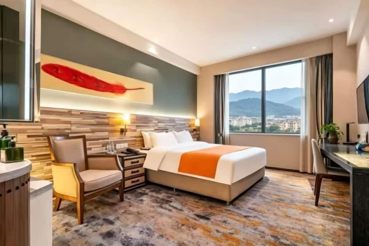 Escritorio, espacio para trabajar con laptop y cortinas blackout