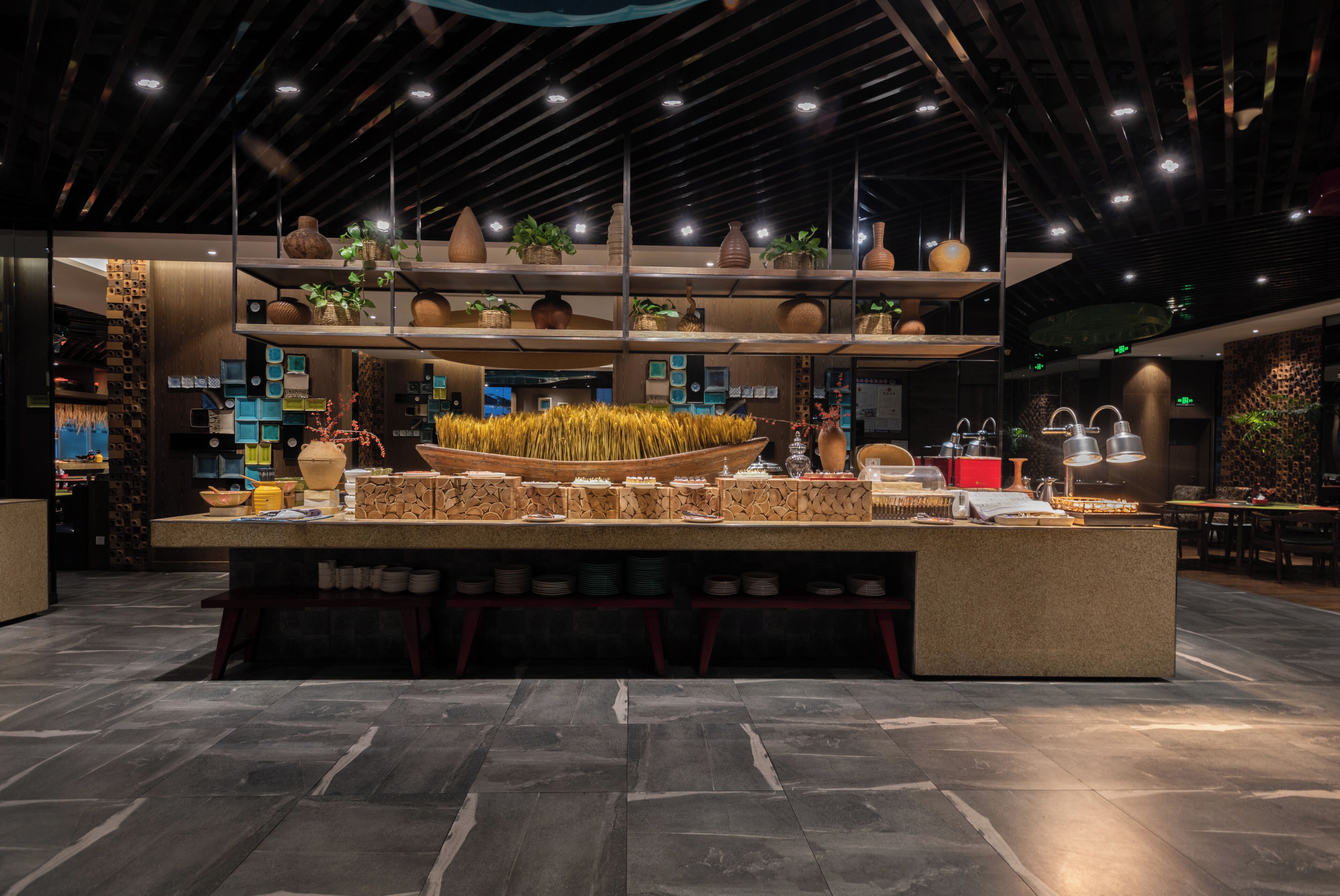 Un interior moderno con una isla central que presenta macetas decorativas y una zona de estar.