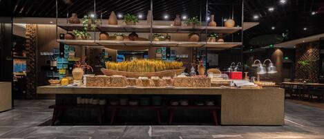 Un interior moderno con una isla central que presenta macetas decorativas y una zona de estar.