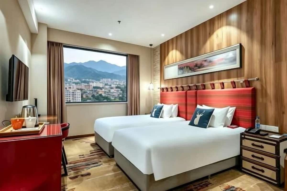 Escritorio, espacio para trabajar con laptop y cortinas blackout