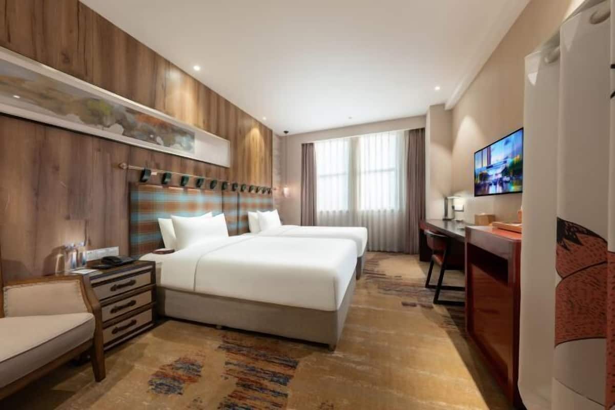 Escritorio, espacio para trabajar con laptop y cortinas blackout