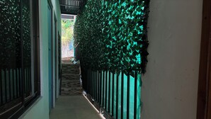 Un couloir étroit avec un escalier en pierre menant à un niveau supérieur.