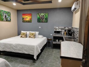 Basic Triple Room | Laptop workspace, free WiFi - Casa Veranera (Quepos)