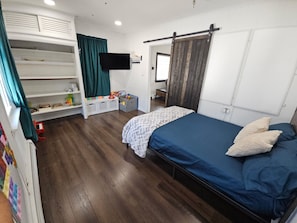 3 habitaciones, escritorio y tabla de planchar con plancha 