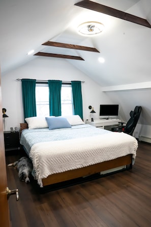 3 bedrooms, desk, iron/ironing board, travel cot