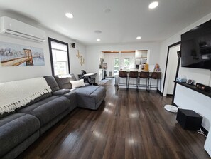 Smart TV, chimenea, libros y estéreo 