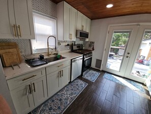 Fridge, microwave, oven, stovetop - ML 5Star Escape NY™ Luxury Family Oasis Near JFK, Queens & NYC Pet Friendly (West Hempstead)