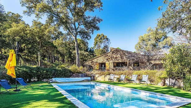 A swimming pool with a stone house in the background, surrounded by trees and a well-maintained lawn. - La Bastide Neuve by Interhome (La Môle)