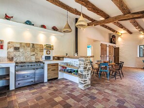 Jääkaappi, uuni, astianpesukone, keittoastiat/astiat/ruokailuvälineet