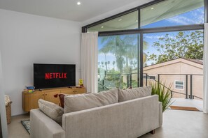 Smart TV, video games - New! Modern Studio w/ Ocean Views- Walk to Beach! (San Diego)