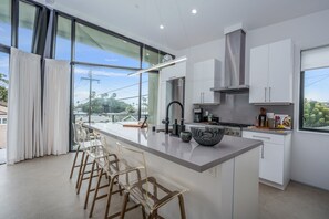 Kylskåp, ugn, spishäll och diskmaskin