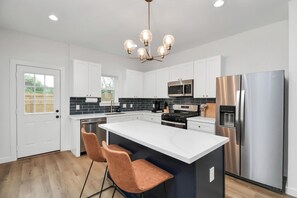 Fridge, microwave, oven, stovetop - Gated-10mins to Downtown-3 TVs-Fire Pit (Houston)