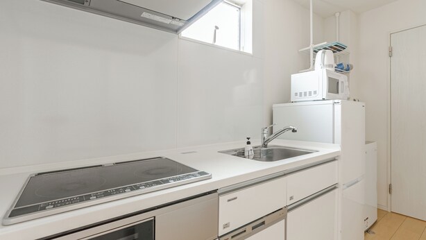 A modern kitchen with a built-in oven, a microwave, and a sink. - 22 min to EXPO,15 min to KITA-Osaka/Umeda: HepFive,KuchuTeien,Kitashinchi (Osaka)