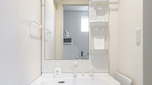 A bathroom with a white sink, a mirror, a towel rack, and a toilet. - 22 min to EXPO,15 min to KITA-Osaka/Umeda: HepFive,KuchuTeien,Kitashinchi (Osaka)