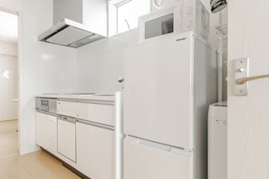 Kühlschrank, Mikrowelle, Wasserkocher, Kochgeschirr/Geschirr/Besteck
