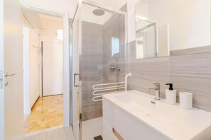 Shower, hair dryer, bidet, towels - GuestHost - In Rapallo, a cozy 43 sqm apartment for 3 guests, located on the second floor with an elevator (accessible via steps). Featuring a balcony and reserved parking, a real plus in the city. Rapallo, the heart of the Ligurian Riviera, offers sea,  (Rapallo)