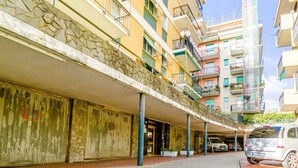 A multi-story building with a stone facade, balconies, and a covered entrance area. - GuestHost - In Rapallo, a cozy 43 sqm apartment for 3 guests, located on the second floor with an elevator (accessible via steps). Featuring a balcony and reserved parking, a real plus in the city. Rapallo, the heart of the Ligurian Riviera, offers sea,  (Rapallo)