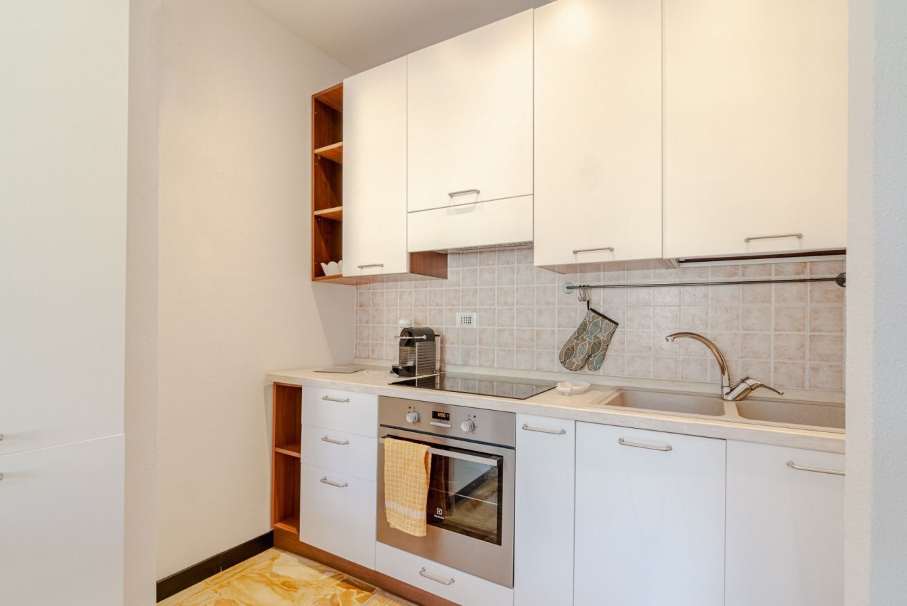 Réfrigérateur, four, plaque de cuisson, cafetière/bouilloire