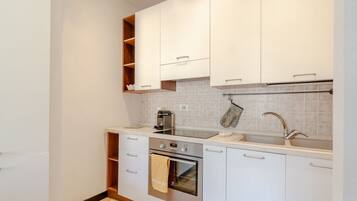 Réfrigérateur, four, plaque de cuisson, cafetiÚre/bouilloire