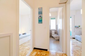 2 bedrooms, iron/ironing board, WiFi, bed sheets - GuestHost - In Rapallo, a cozy 43 sqm apartment for 3 guests, located on the second floor with an elevator (accessible via steps). Featuring a balcony and reserved parking, a real plus in the city. Rapallo, the heart of the Ligurian Riviera, offers sea,  (Rapallo)