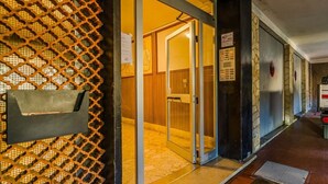 A hotel entrance with a metal mesh door, a mailbox, and a stone wall. - GuestHost - In Rapallo, a cozy 43 sqm apartment for 3 guests, located on the second floor with an elevator (accessible via steps). Featuring a balcony and reserved parking, a real plus in the city. Rapallo, the heart of the Ligurian Riviera, offers sea,  (Rapallo)