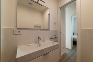 Douche, sèche-cheveux, bidet