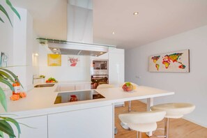 Geladeira, micro-ondas, fogão, cooktop
