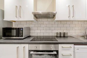 Microwave, oven, stovetop, dishwasher - Charming 2 Bed Apartment By Mayfair (London)