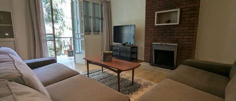 TV, fireplace