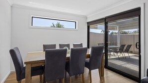 Outdoor dining - Bendigo Signature Accommodation on Averys (Jackass Flat)