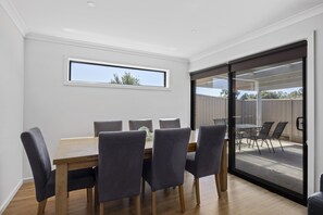 تناول الطعام بالخارج