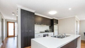 Fridge, stovetop - Bendigo Signature Accommodation on Averys (Jackass Flat)