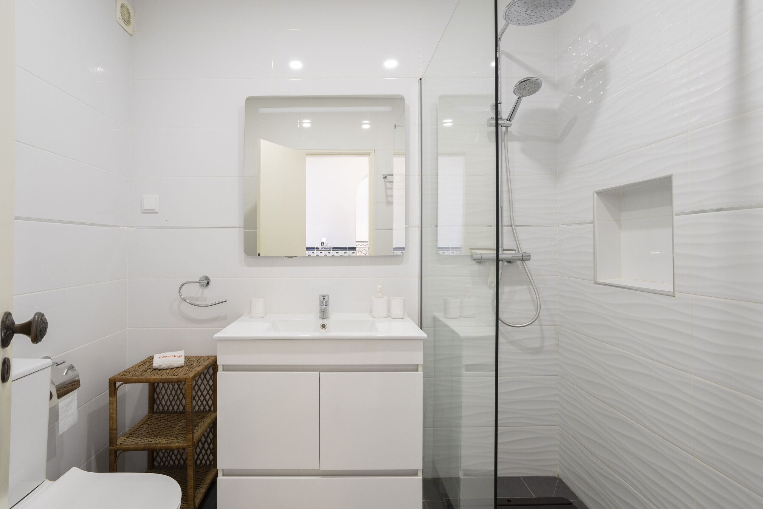 Douche, séchoir à cheveux, serviettes fournies