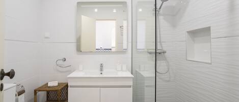 Douche, séchoir à cheveux, serviettes fournies
