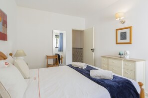 2 dormitorios, tabla de planchar con plancha, wifi gratis y ropa de cama