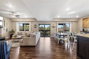 Smart TV, fireplace - Free Group Tickets at this XL Lake Home with Games, Hot Tub and Resort Amenities! (Hollister)