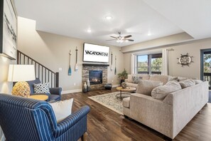 Smart TV, fireplace - Free Group Tickets at this XL Lake Home with Games, Hot Tub and Resort Amenities! (Hollister)